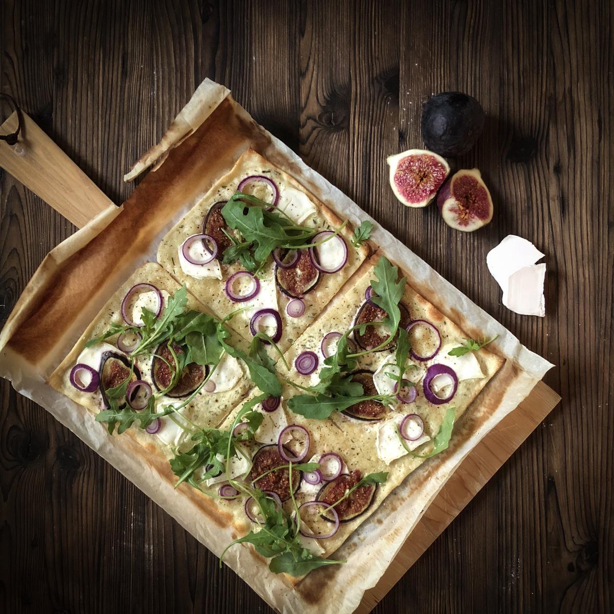 Rezeptbild: FLAMMKUCHEN MIT FEIGEN UND ZIEGENKÄSE