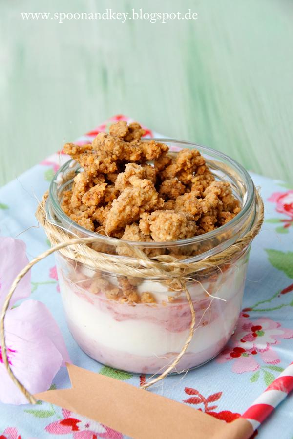 Rezeptbild: Erdbeer-Sahne-Joghurt mit Nuss-Crumble