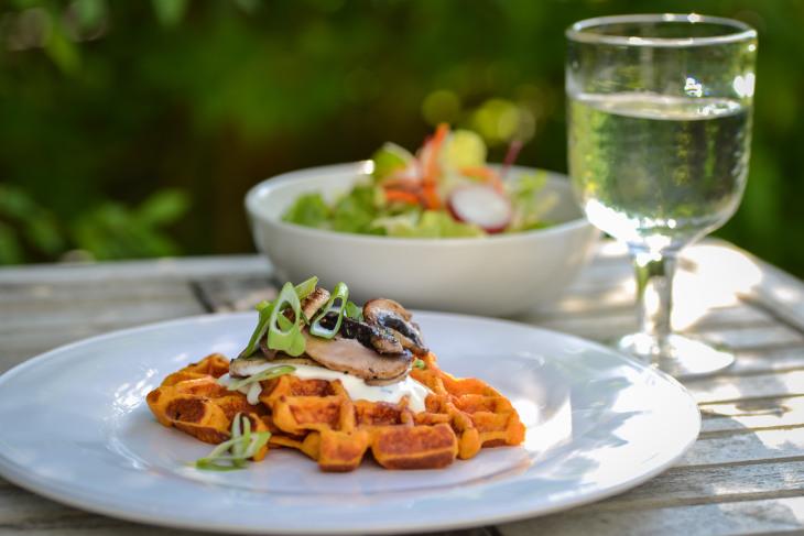 Rezeptbild: Süsskartoffel-Waffeln mit Champignons und Crème Fraiche