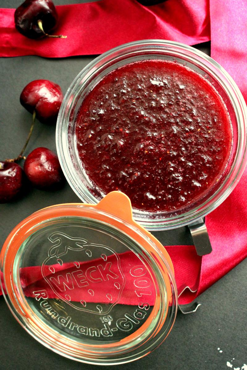 Rezeptbild: Kirschen-Erdbeer Konfituere mit Schnapps