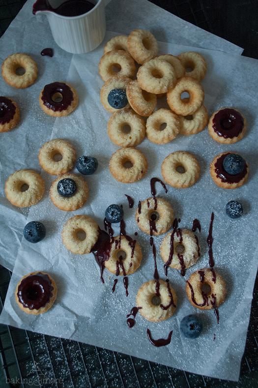 Rezeptbild: Orangen-Vanille-Mini-Gugl mit Blaubeerglasur