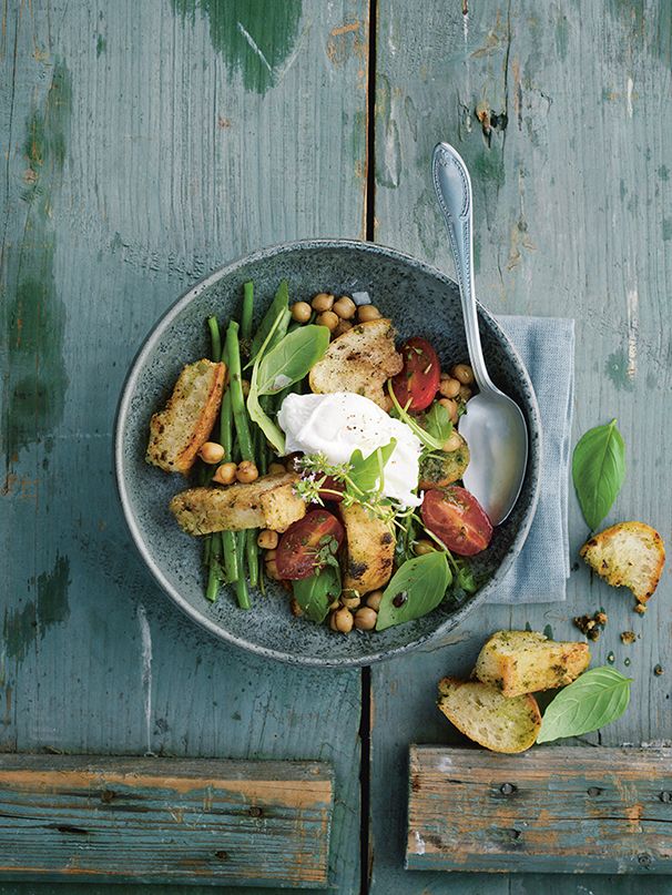 Rezeptbild: Brotsalat mir Kichererbsen, Tomaten, Bohnen und pochiertem EI