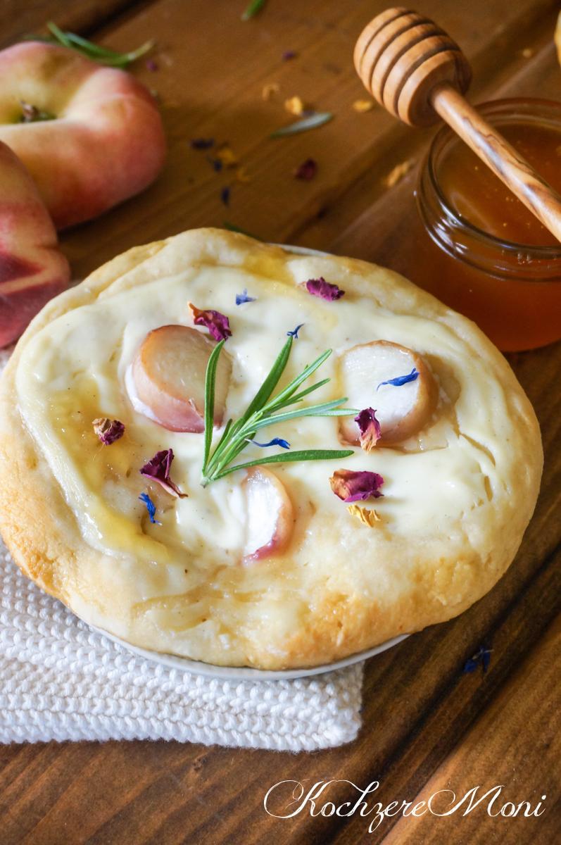 Rezeptbild: Vanillefladen mit Bergpfirsichen, Honig und Rosmarin
