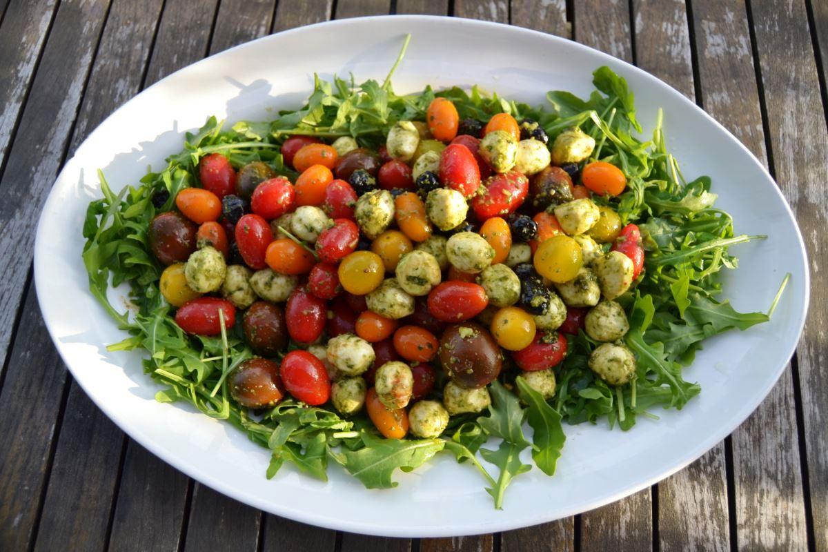 Rezeptbild: Bunter Tomatensalat mit Mozzarella Kugeln 
