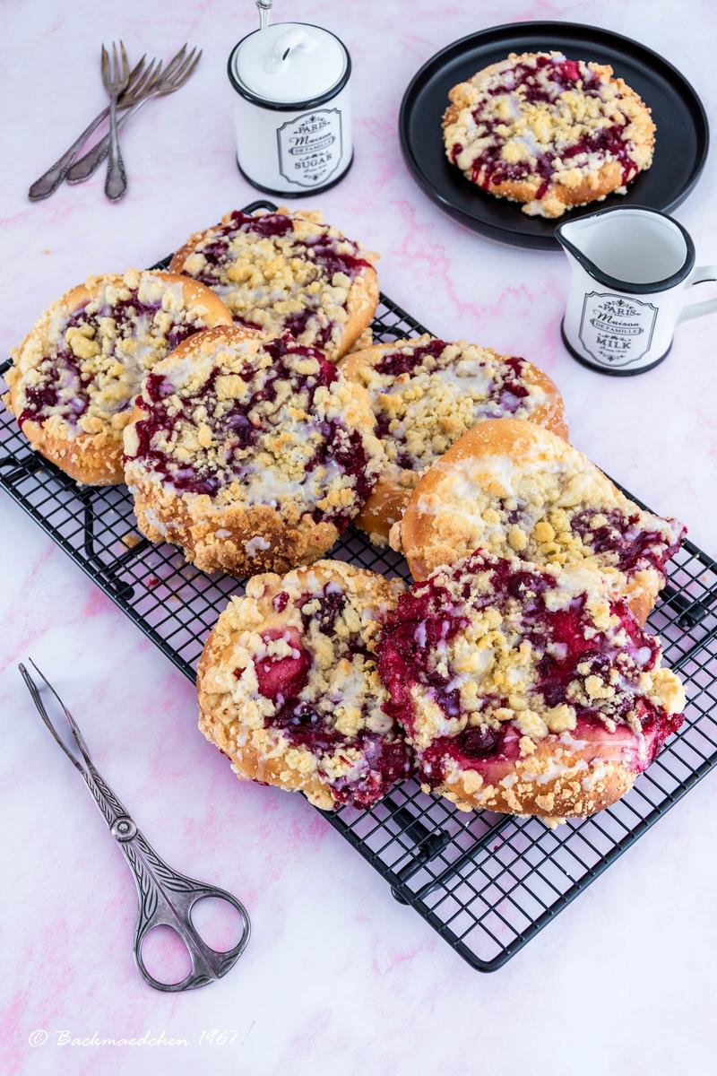 Rezeptbild: Streuseltaler mit Kirschgrütze