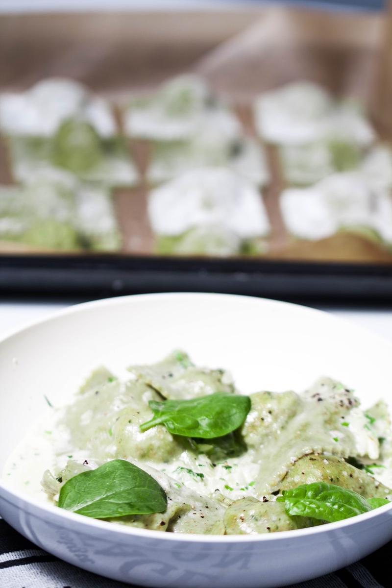 Rezeptbild: Spinat-Ravioli mit Putenhackfleisch