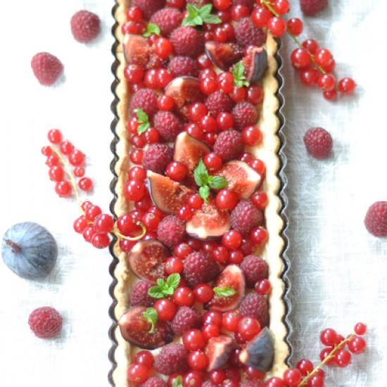 Rezeptbild: Tarte figues, groseilles, framboises et tonka