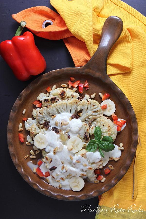 Rezeptbild: Gerösteter Blumenkohlsalat mit Banane, Limette und Pinienkerne
