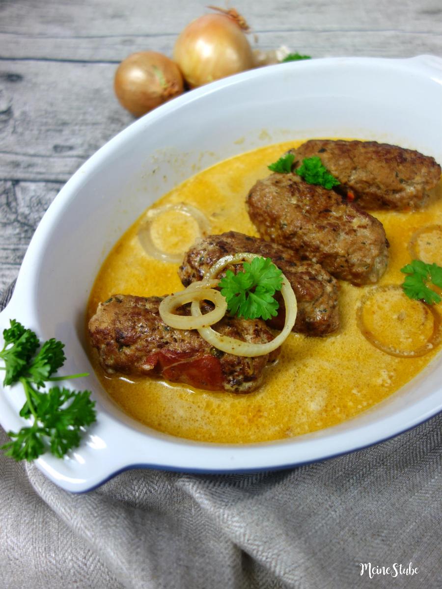 Rezeptbild: Hackfleischrouladen mit Sahne-Zwiebel-Sauce