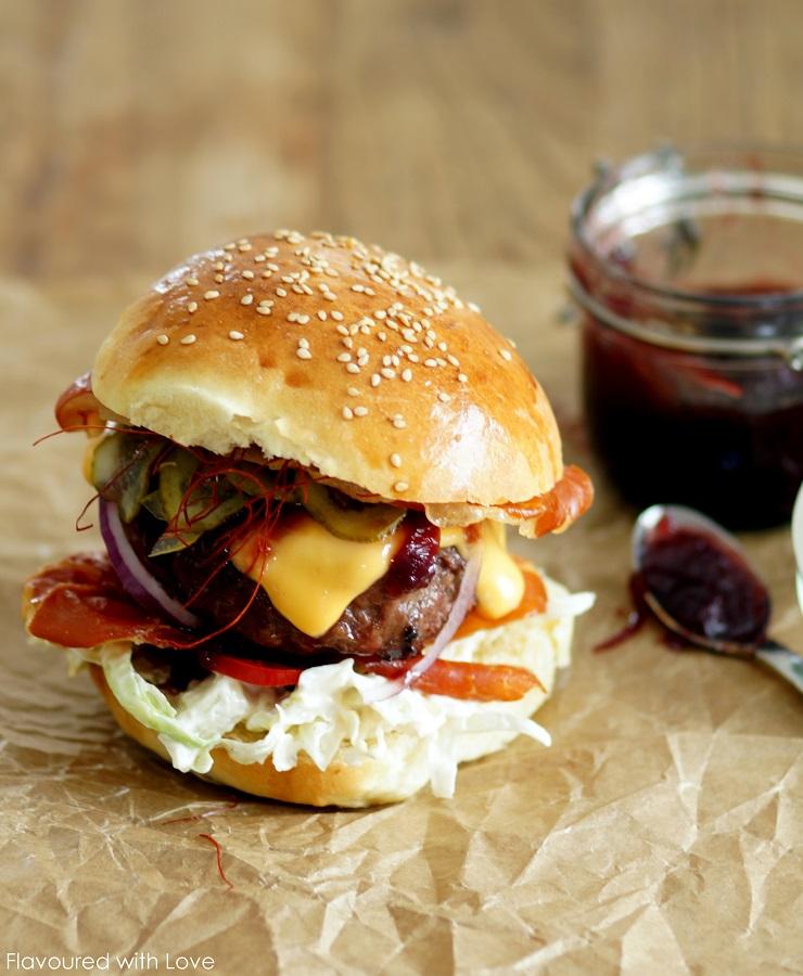 Rezeptbild: Dry-aged Burger mit Zwiebelconfit