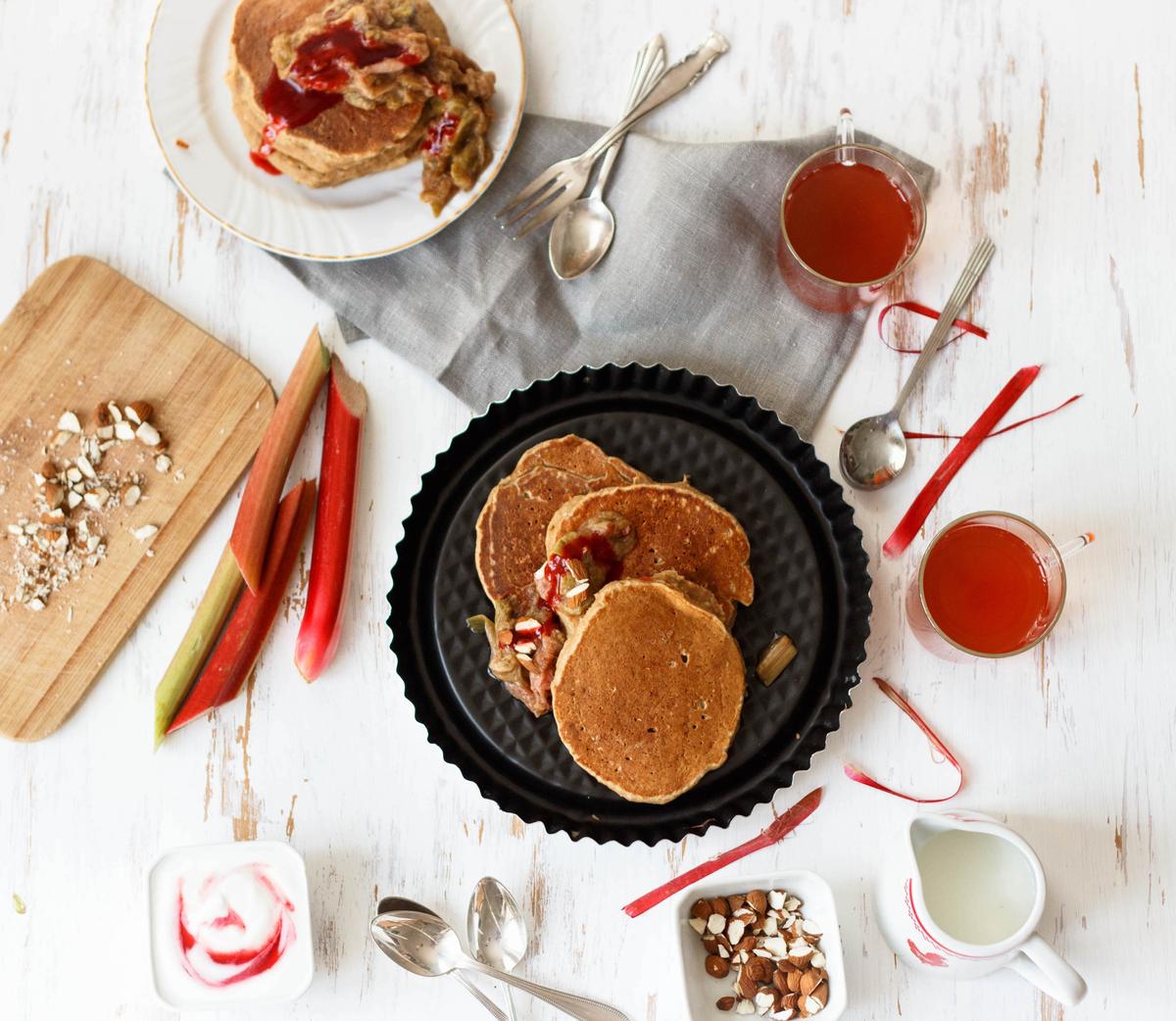 Rezeptbild: Glutenfreie Teff-Pancakes mit Rhabarberkompott