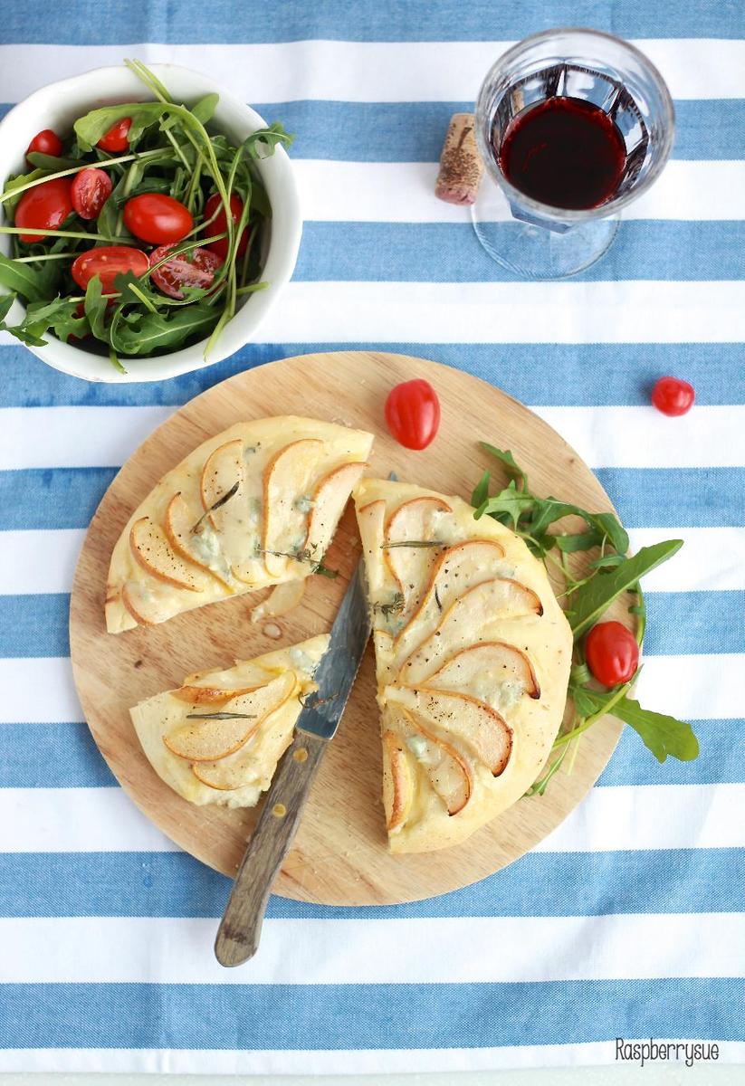 Rezeptbild: Kräuterfocaccia mit Birnen