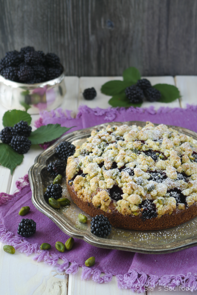 Rezeptbild: Brombeer-Streuselkuchen mit Pistazien