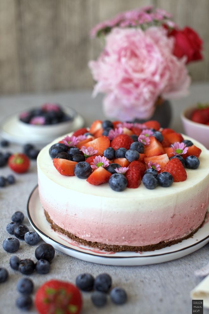 Rezeptbild: Ombre Erdbeertorte mit Schokoboden