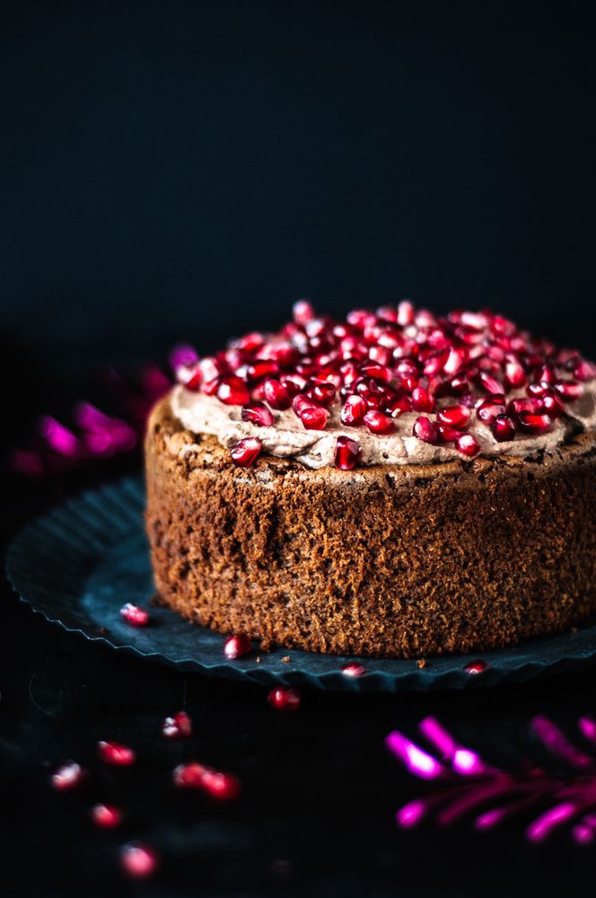 Rezeptbild: Brownie Torte mit Schokoladenmousse und Granatapfelkernen