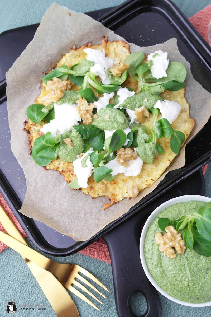 Rezeptbild: Low Carb Blumenkohl-Pizza mit Feldsalat-Pesto und Burrata