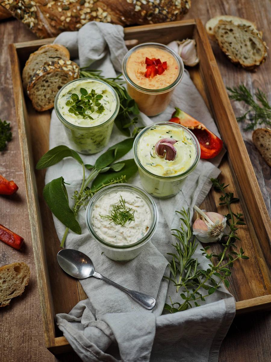 Rezeptbild: Herzhafte Brotaufstriche: 4 köstliche und schnelle Varianten [Kräuter, Knoblauch, Lachs, Paprika]