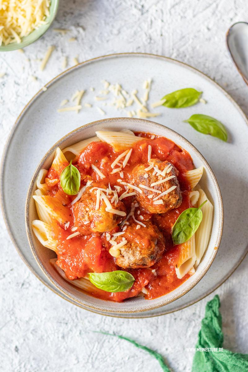 Rezeptbild: Gefüllte Hackbällchen mit Käse in Tomatensoße