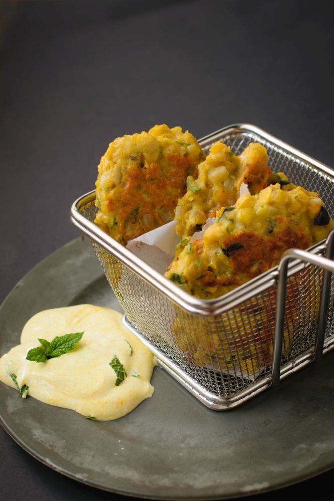 Rezeptbild: Linsenpatties aus gelben Linsen mit Zitronen-Minze-Dipp