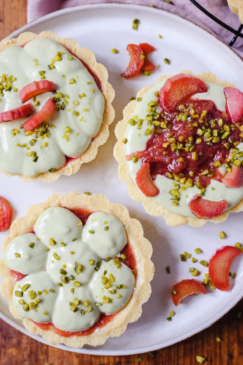 Rezeptbild: Rhabarber Tartelettes mit Pistaziencreme