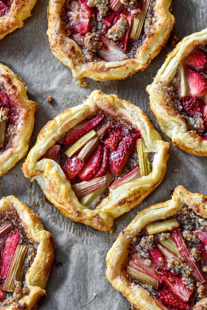Rezeptbild: Mini Galette mit Rhabarber und Erdbeeren