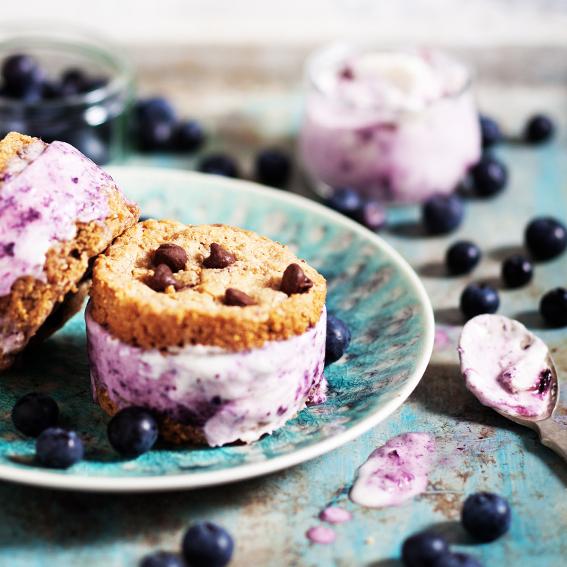 Rezeptbild: Blueberry Cheesecake Ice Cream & Amaranth Chocolate Chip Cookie Sandwich