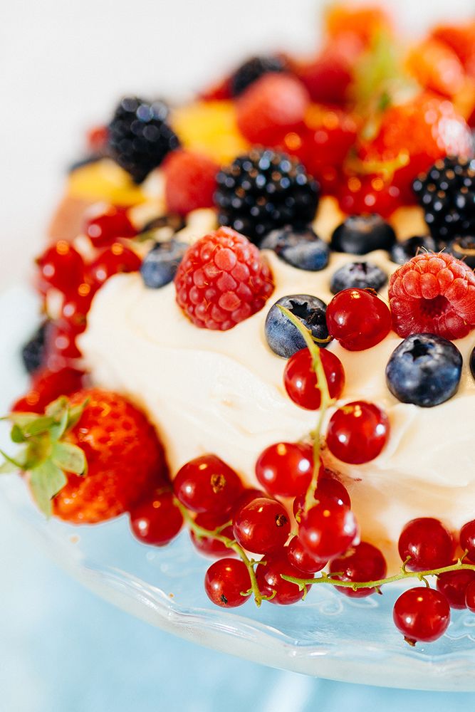 Rezeptbild: Obsttorte mit Buttermilch-Biskuitboden und Zitronen-Frischkäsecreme