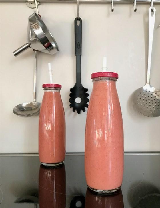 Rezeptbild: Smoothie zum Aufwecken: Pfirsich-Johannisbeere mit Kiwi