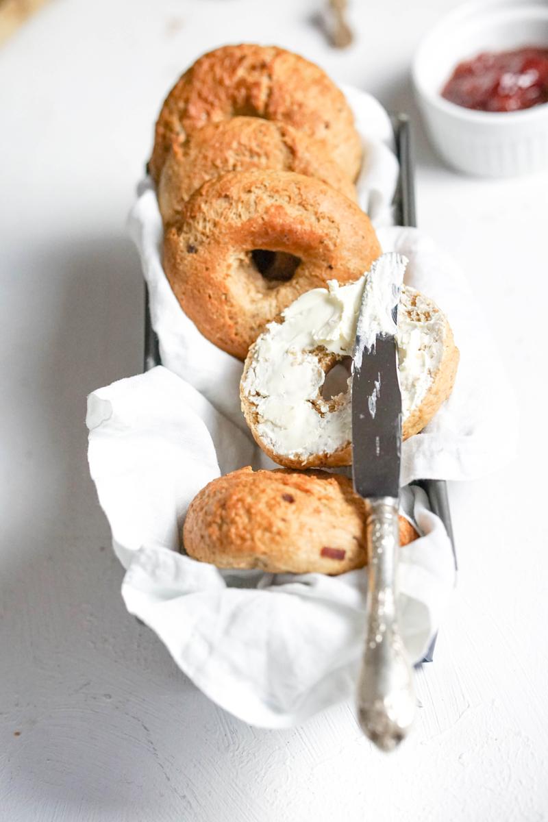 Rezeptbild: Gesunde Bagel mit Dinkelvollkorn, Datteln und Zimt