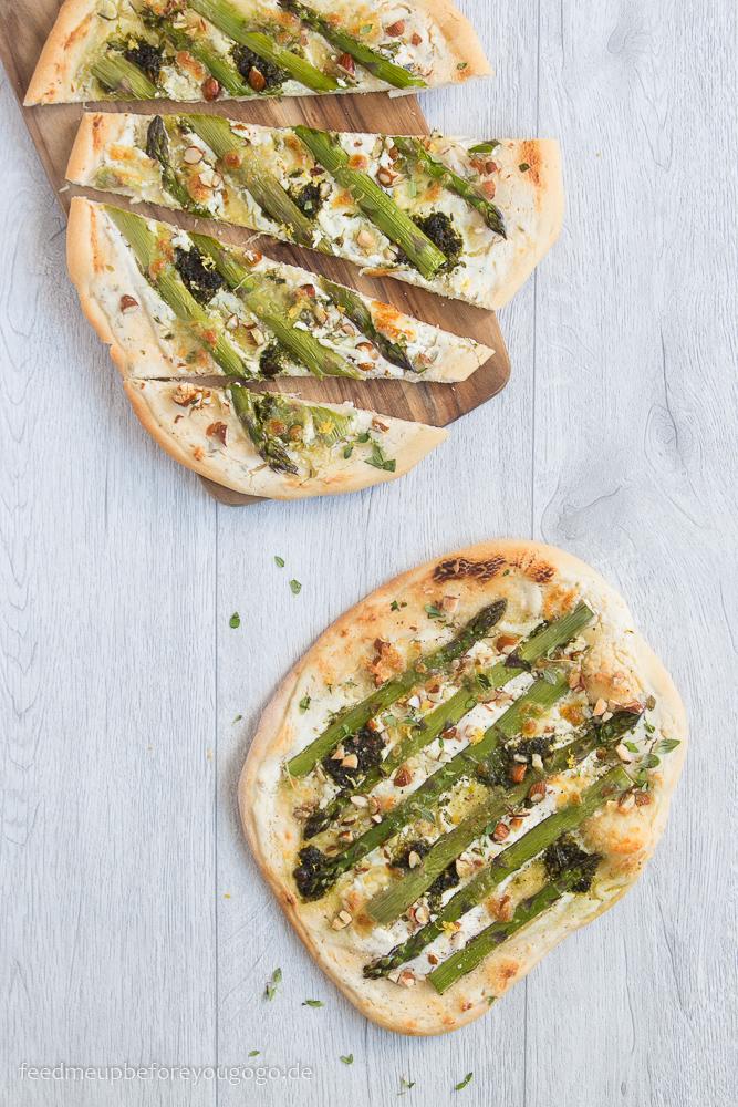 Rezeptbild: Spargelpizza mit Zitronen-Thymian-Ricotta, Pesto und Mandeln