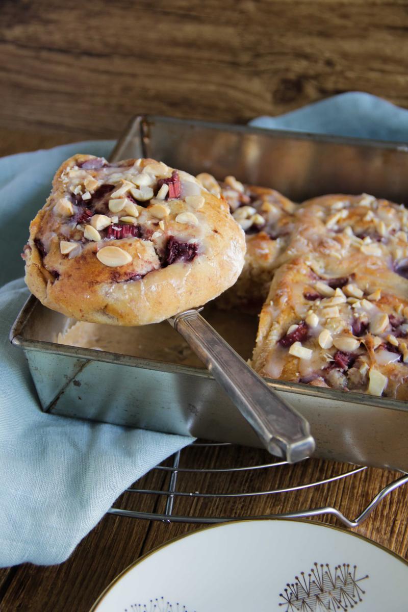 Rezeptbild: Rhabarber-Hefeschnecken mit Mandeln und Marzipan