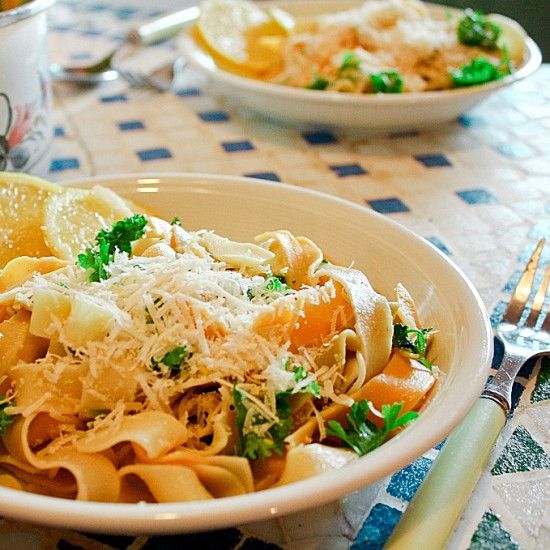 Rezeptbild: Zitronennudeln mit frischer Petersilie