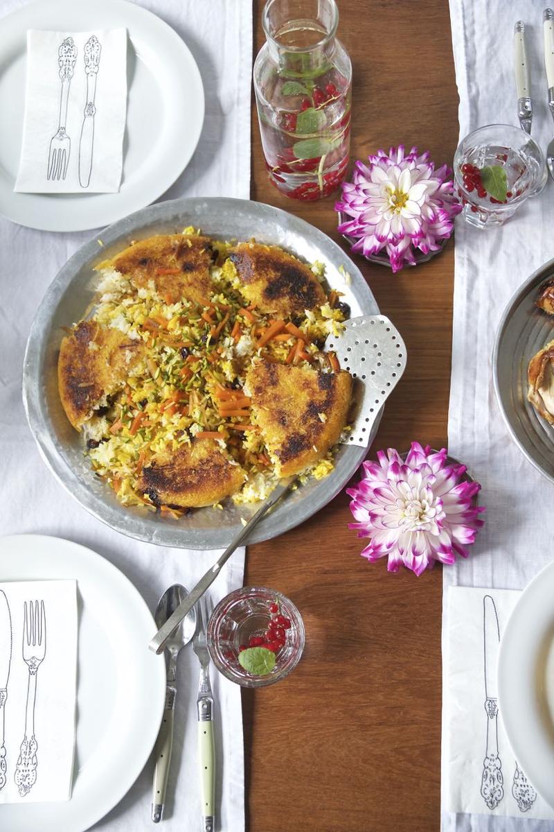 Rezeptbild: Shirin Polo ba Morgh - Basmati-Reis mit karamellisierten Pomeranzen und in Safran geschmorte Hühnerkeulen