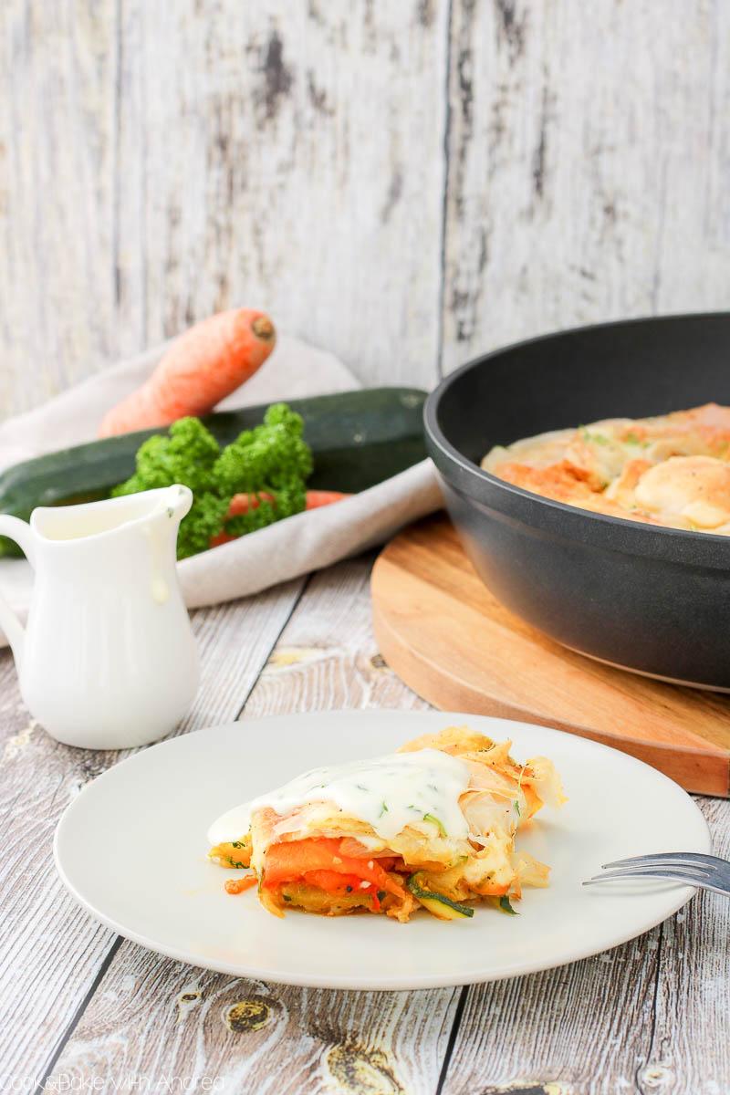 Rezeptbild: Gemüsestrudel mit Käsesauce