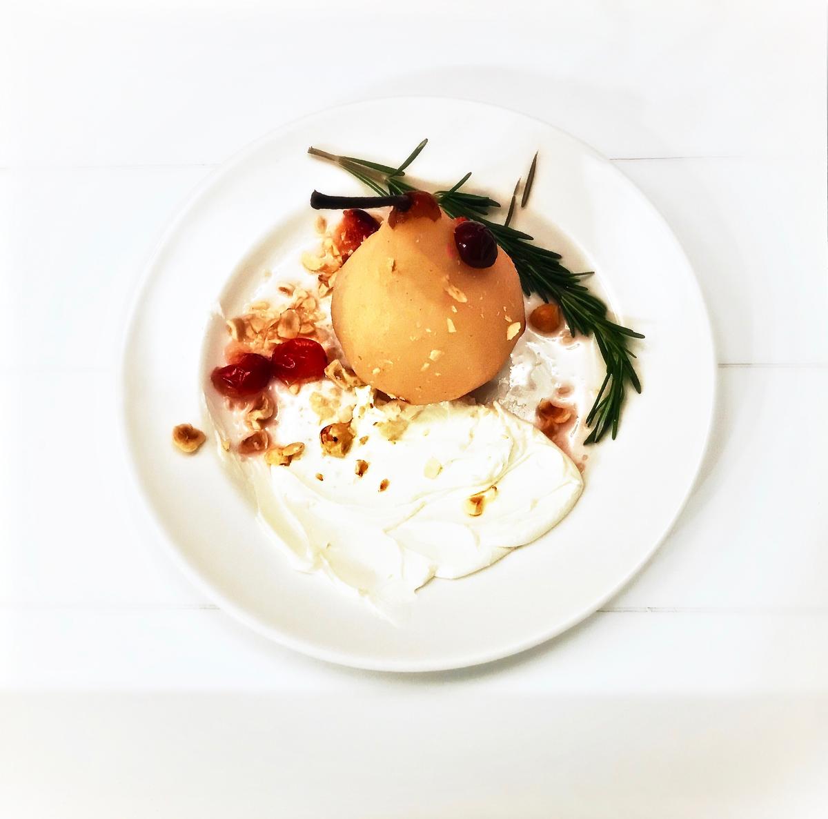 Rezeptbild: Pochierte Birnen mit Cranberrys und Mascarpone