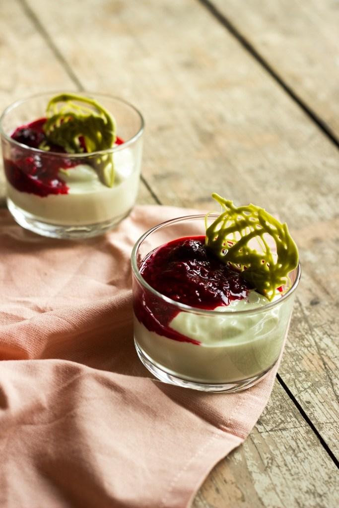 Rezeptbild: Matcha-Quark mit Himbeersoße und Matchaschokolade