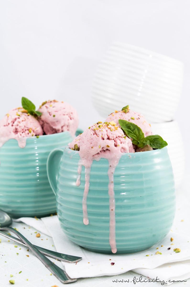 Rezeptbild: Erdbeer-Mascarpone-Eis mit Basilikum