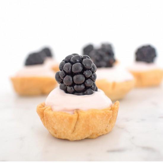 Rezeptbild: Knuspertörtchen mit Schokolade und Brombeer Creme