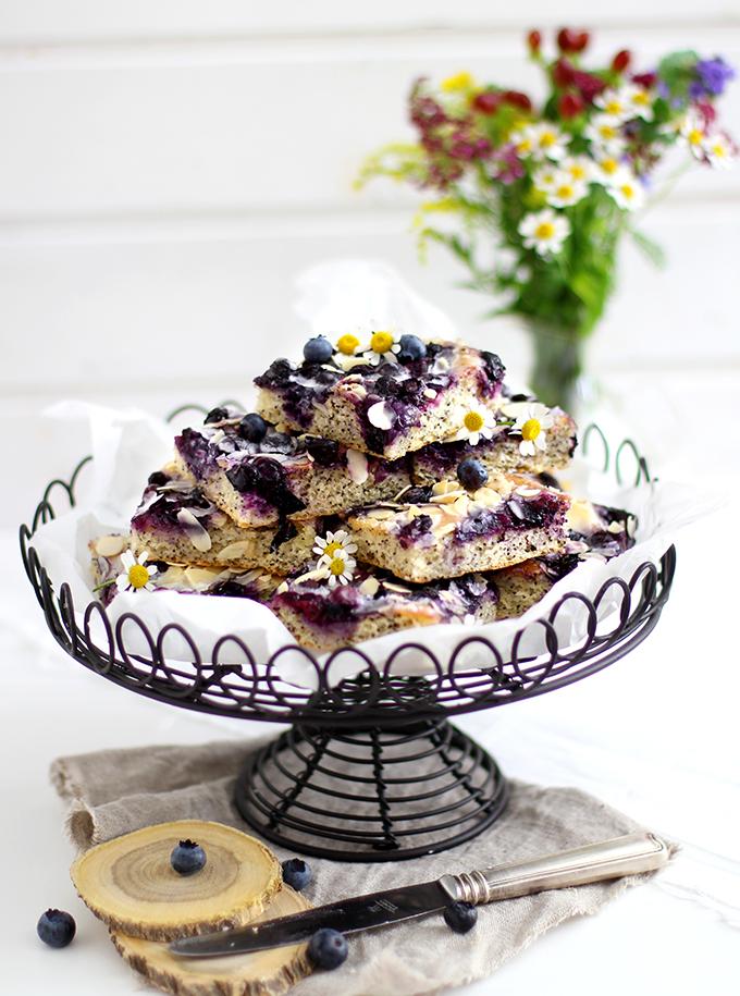 Rezeptbild: Mohn-Butterkuchen mit Blaubeeren und selbstgemahlenem Mehl