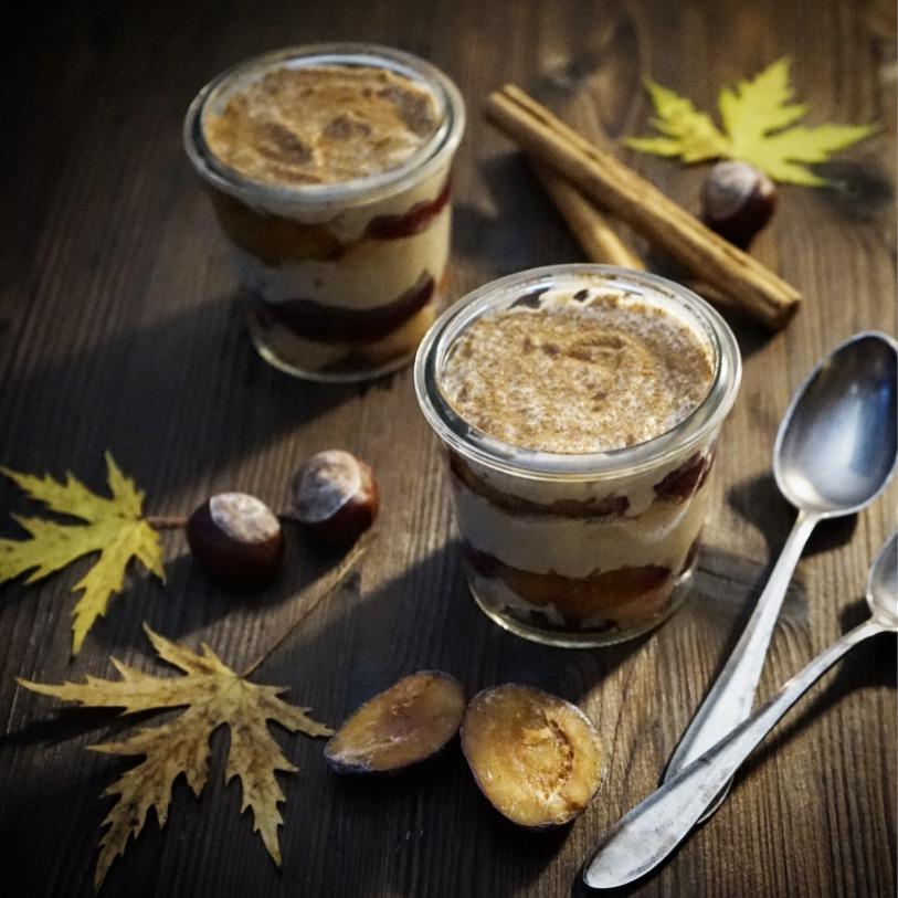 Rezeptbild:  MARRONI TIRAMISU MIT AMARETTO-ZIMT-ZWETSCHGEN
