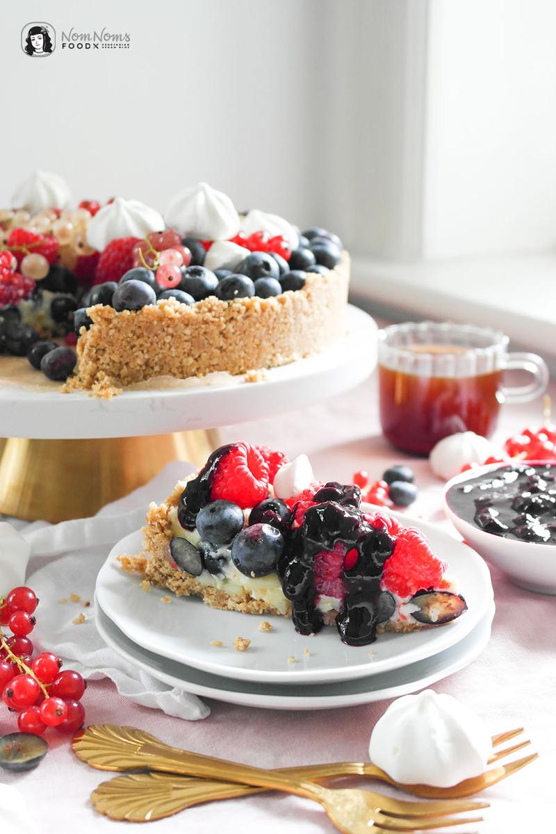 Rezeptbild: Beeren-Pudding-Kuchen mit Blaubeer-Soße ohne Backen mit Johannisbeeren, Blaubeeren, Brombeeren und Himbeeren