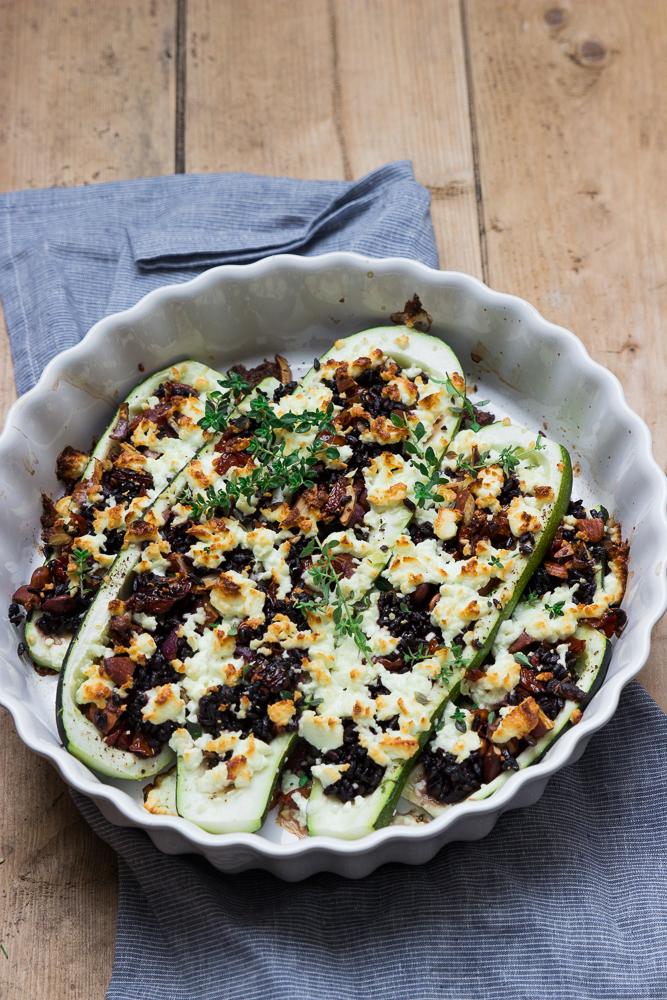 Rezeptbild: Gefüllte Zucchini mit schwarzem Reis, Mandeln und Feta