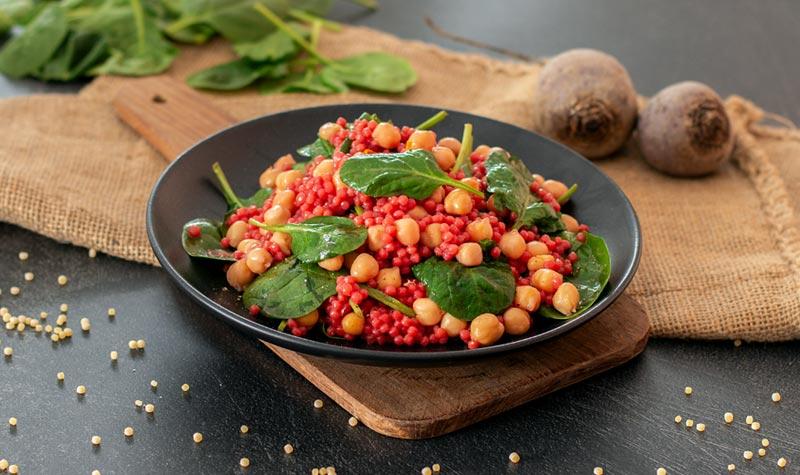 Rezeptbild: Pinker Couscous-Salat mit Babyspinat