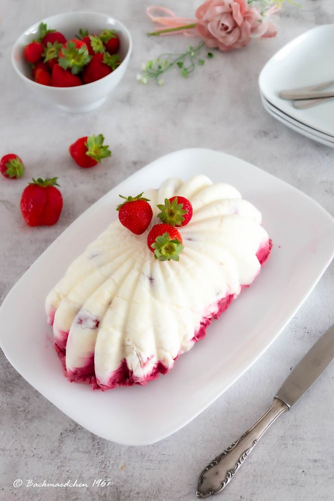 Rezeptbild: Joghurt-Beeren Eistorte