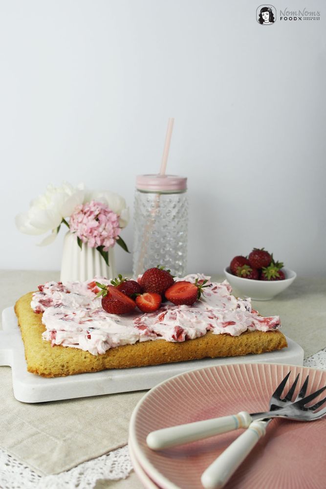 Rezeptbild: Bananen-Blondies mit Erdbeer-Frischkäse-Creme