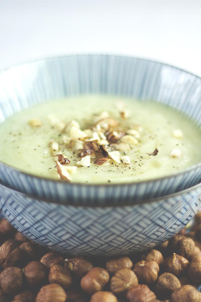 Rezeptbild: Topinambur-Suppe mit Thymian und Haselnüssen