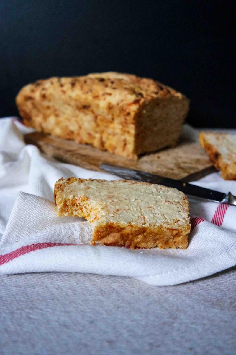 Rezeptbild: Möhrenbrot mit Sesam
