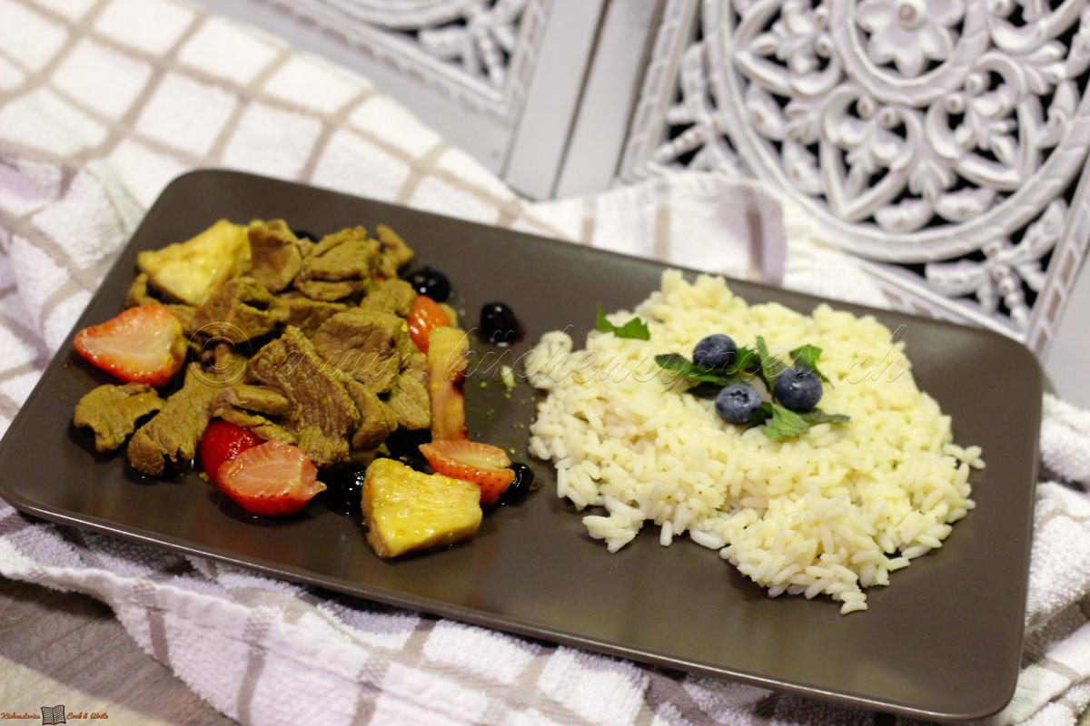 Rezeptbild: Currygeschnetzeltes mit Blau- und Erdbeeren