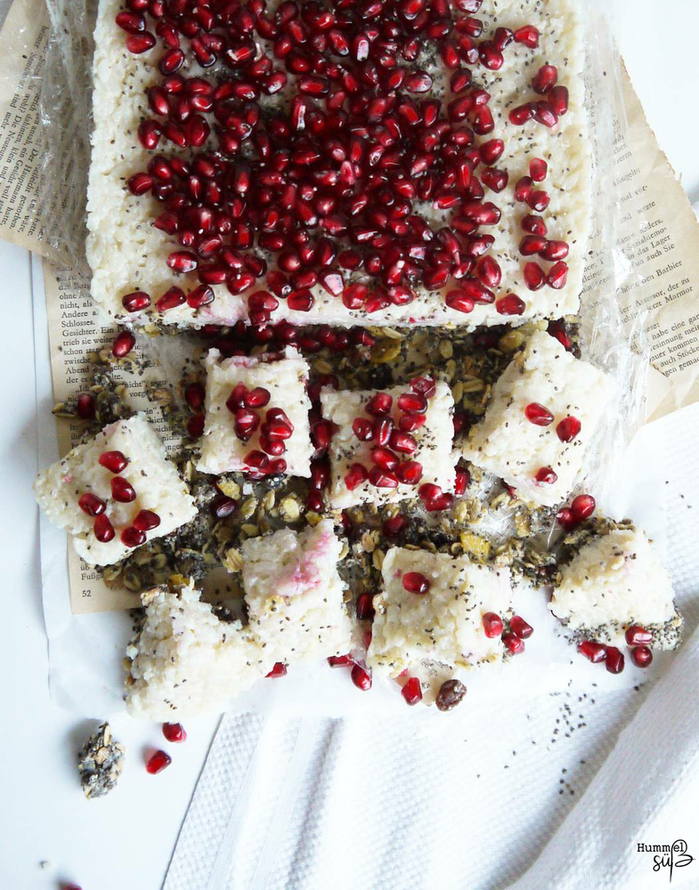 Rezeptbild: Vegane No-bake Milchreis Squares, mit Chia-Knusperboden und Granatapfelkernen