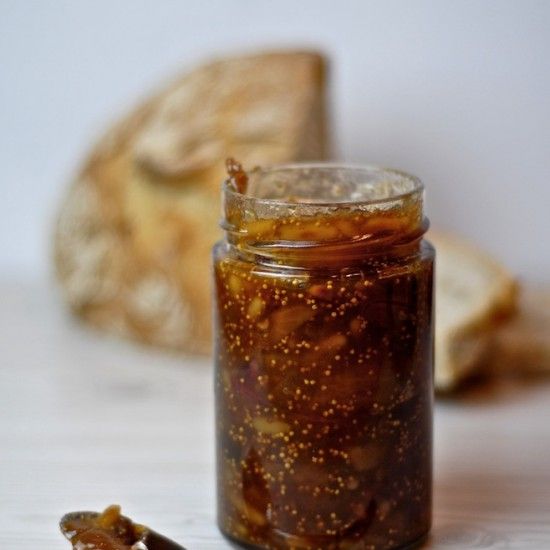 Rezeptbild: Feigen-Dattel-Konfitüre mit Pistazien und Pinienkernen